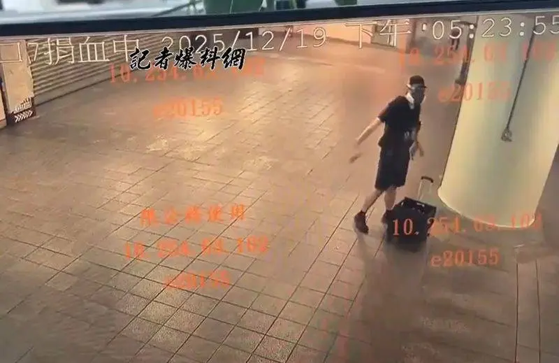 北捷中山站也傳出隨機砍人事件，嫌犯疑似就是在北車扔煙霧彈的男子。翻攝記者爆料網