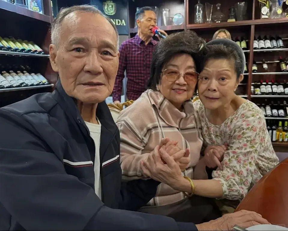 據友人留言透露，此次聚會地點選在百利達會所，席間可謂星光熠熠，除了小鳳姐外，還有陳惠敏、吳大強等圈中老友齊聚。(圖：小紅書)