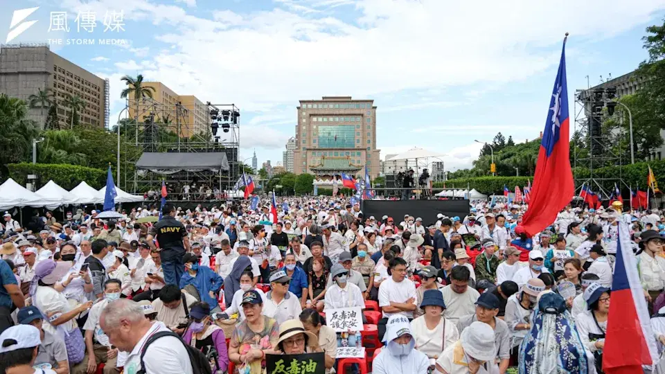 「我是人，我反毒台」集會主辦單位，晚間宣布現場聚集超過 20 萬人。（風傳媒）