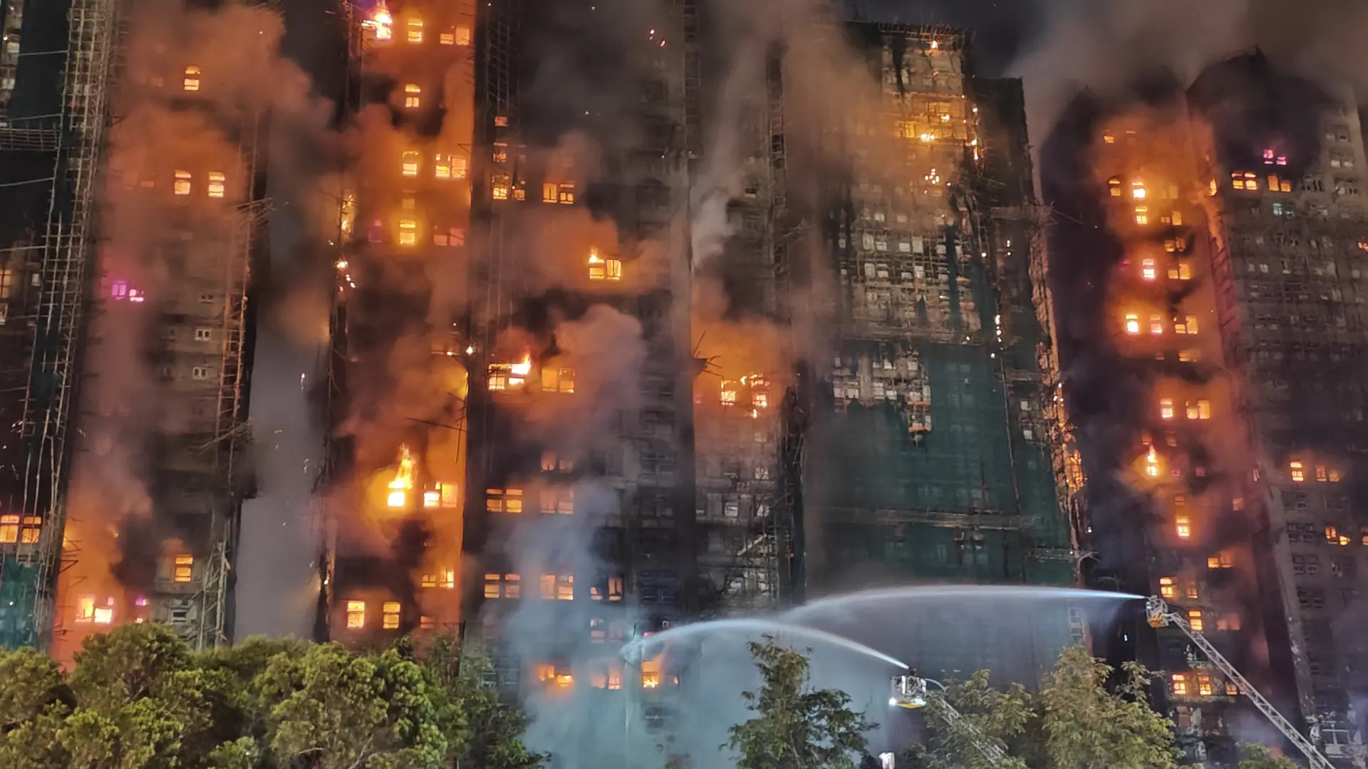 大埔宏福苑11月26日下午發生火災事故。（新華社）