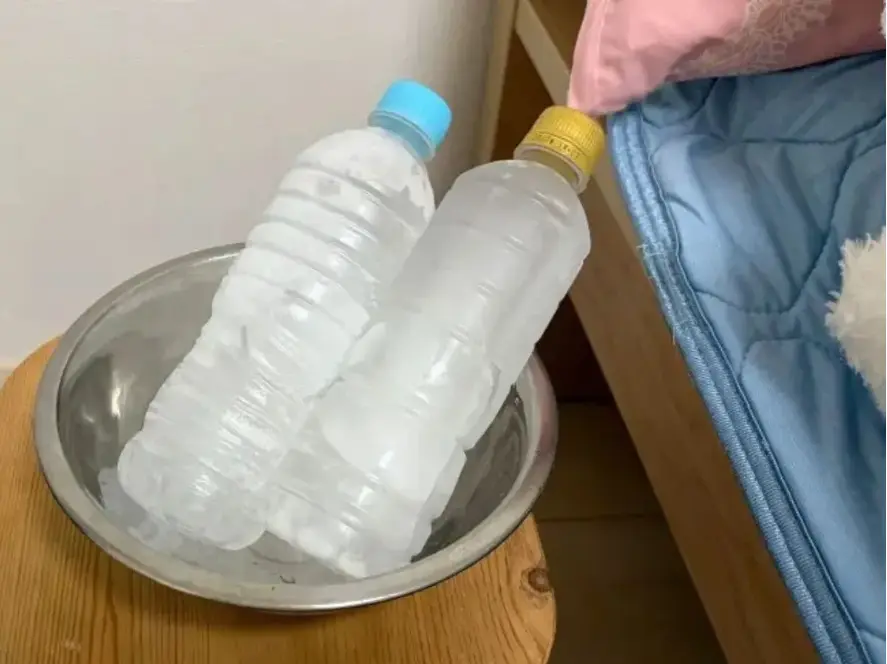 夏日悶熱無需狂開冷氣！日本《ニッポン放送》實測超簡單結冰水降溫法，將冷凍寶特瓶置於枕邊，兩小時有效降溫除濕，另附多款零成本環保消暑妙招，清爽省電又實用。（來源：JmaxTopics@X）