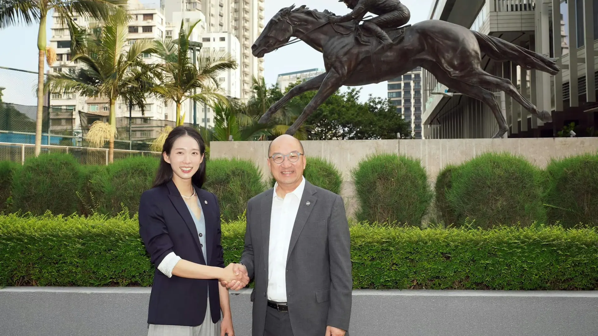 對於江旻憓的參選傳聞及停職安排，馬會方面強調，員工可行使公民權利自行決定是否參選立法會，馬會不會參與員工的選舉工程，亦不會評論個案，此次暫停江旻憓職務，僅是配合其個人可能的參選規劃。​(圖：譚志源@FB)