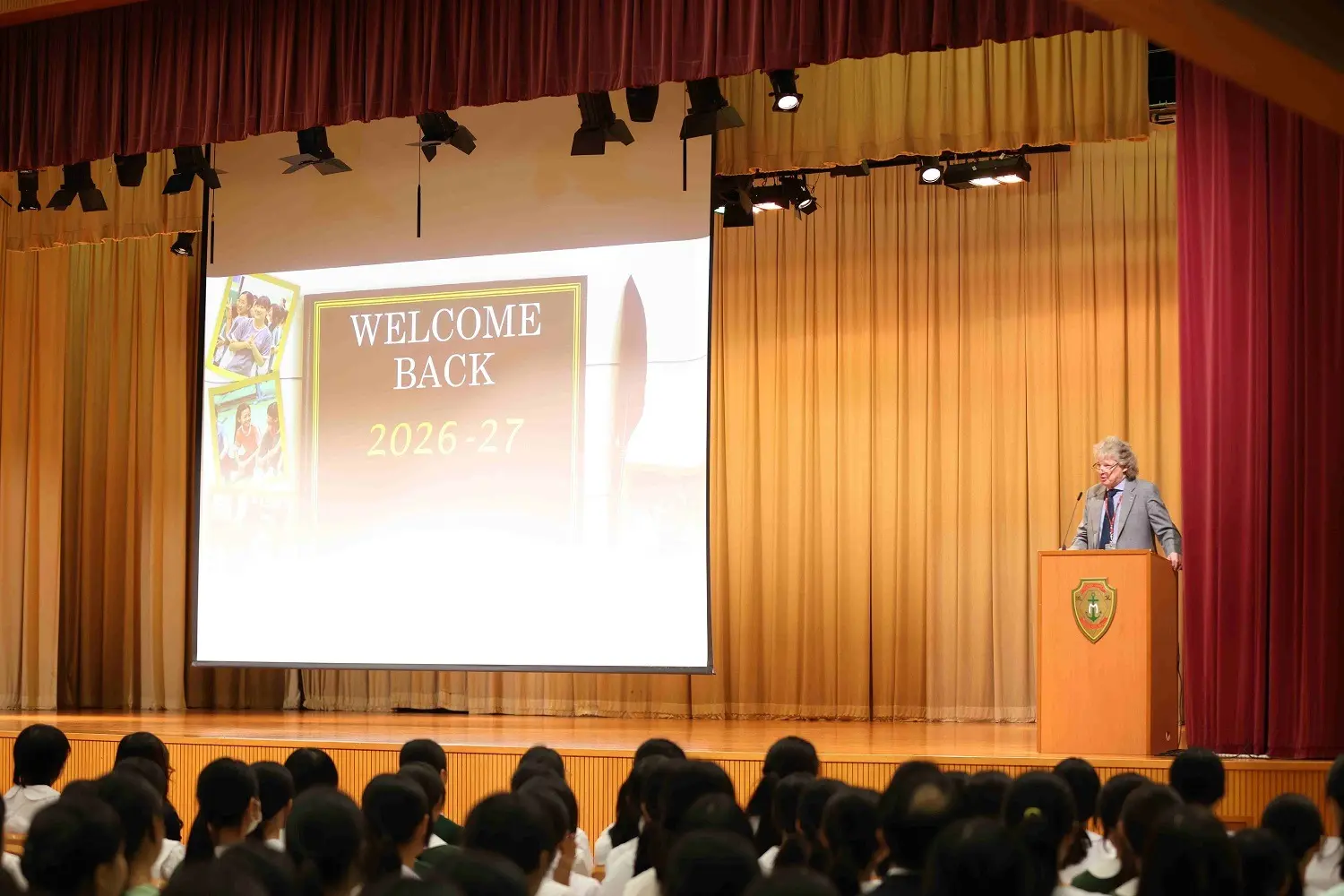 面對輿論爭議，德望學校校長Gary Harfitt率先於上周五深夜發布聲明致歉，澄清該份指引為未經妥善審核、修訂的草稿，內容用詞不當，絕非學校正式政策，校方從未禁止校內使用粵語。(圖：德望學校官網)