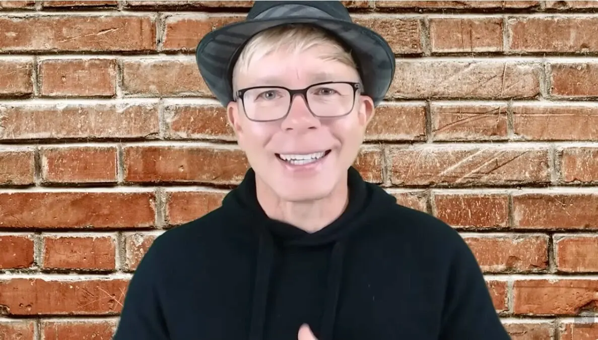 美國21歲加油站員工舒爾茲（Tim Schultz）中2800萬美元樂透後，以理性規劃理財順利退休、實現夢想，卻飽受身邊人索求金錢的壓力，親吐暴富帶來的遺憾與無奈。（來源：TimothySchultz@YouTube）