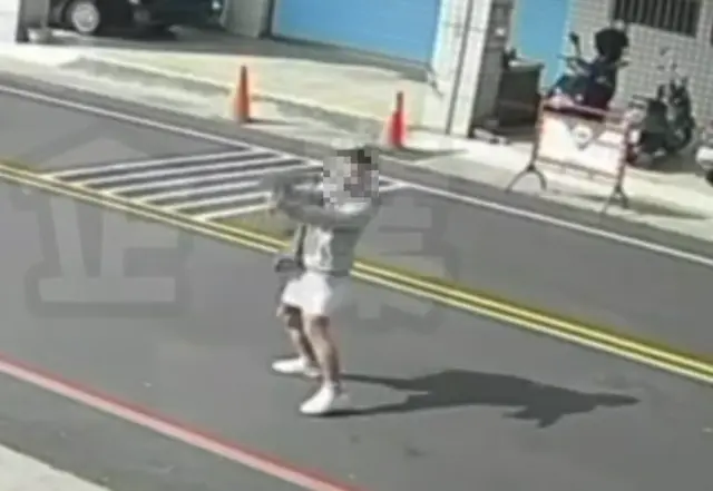 台中17歲李姓少年步行到太平茶行，光天化日之下朝改造長槍朝大門掃射。（翻攝「黑色豪門企業」社群）