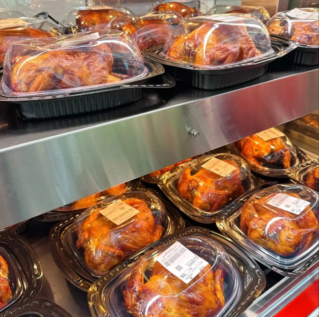 自營品牌Member’s Mark的品質滑坡同樣引發不滿，會員反映其鮮牛奶變淡、雞蛋變小、藍莓發酸，牛肉更是肥瘦比例失衡，被諷「表面一層瘦肉」。(圖：網絡截圖)