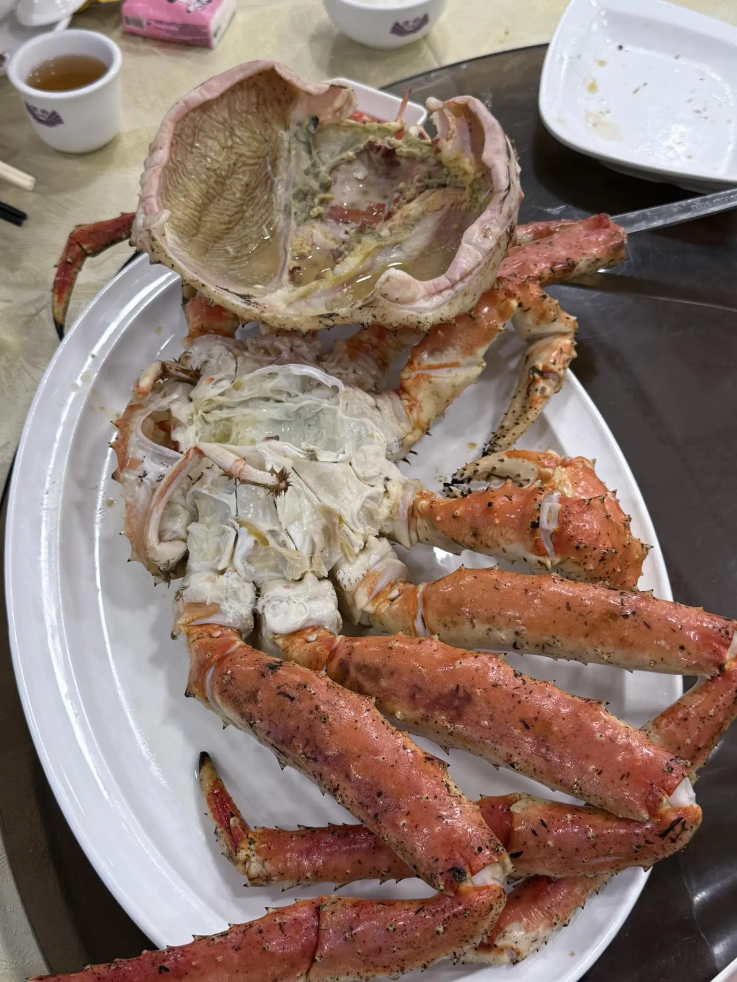 更令事主無法接受的是，在報警過程中，趙姓經理竟在一旁「陰陰嘴笑」，讓一家人備感羞辱。更離譜的是，現場有酒樓職員疑似用手機拍攝同行的小朋友，這一系列行為徹底激怒了事主。(圖：香港酒樓關注組@FB)