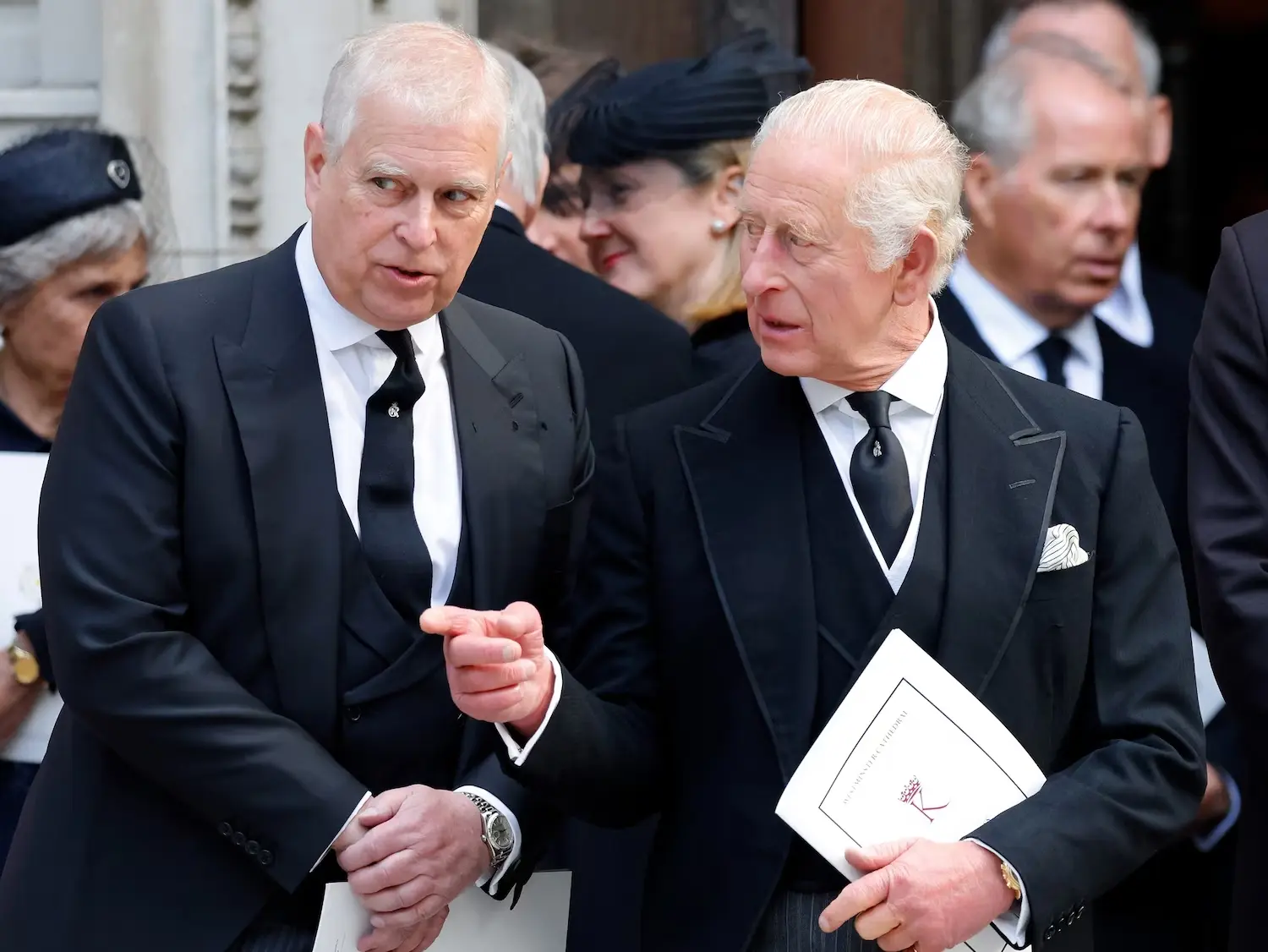 根據聲明,64 歲的安德魯王子日後將不再享有「王子」稱謂,僅能以原名「安德魯・蒙巴頓・溫莎」對外,其所有與王室相關的榮譽也同步被撤除。(圖:網絡翻攝)