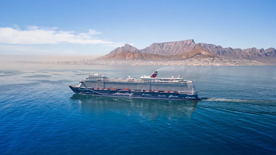 德國不來梅港惡劣天氣釀撞船 載逾 3300 人「邁希夫三號」郵輪與貨船相撞 無人傷亡的封面圖片