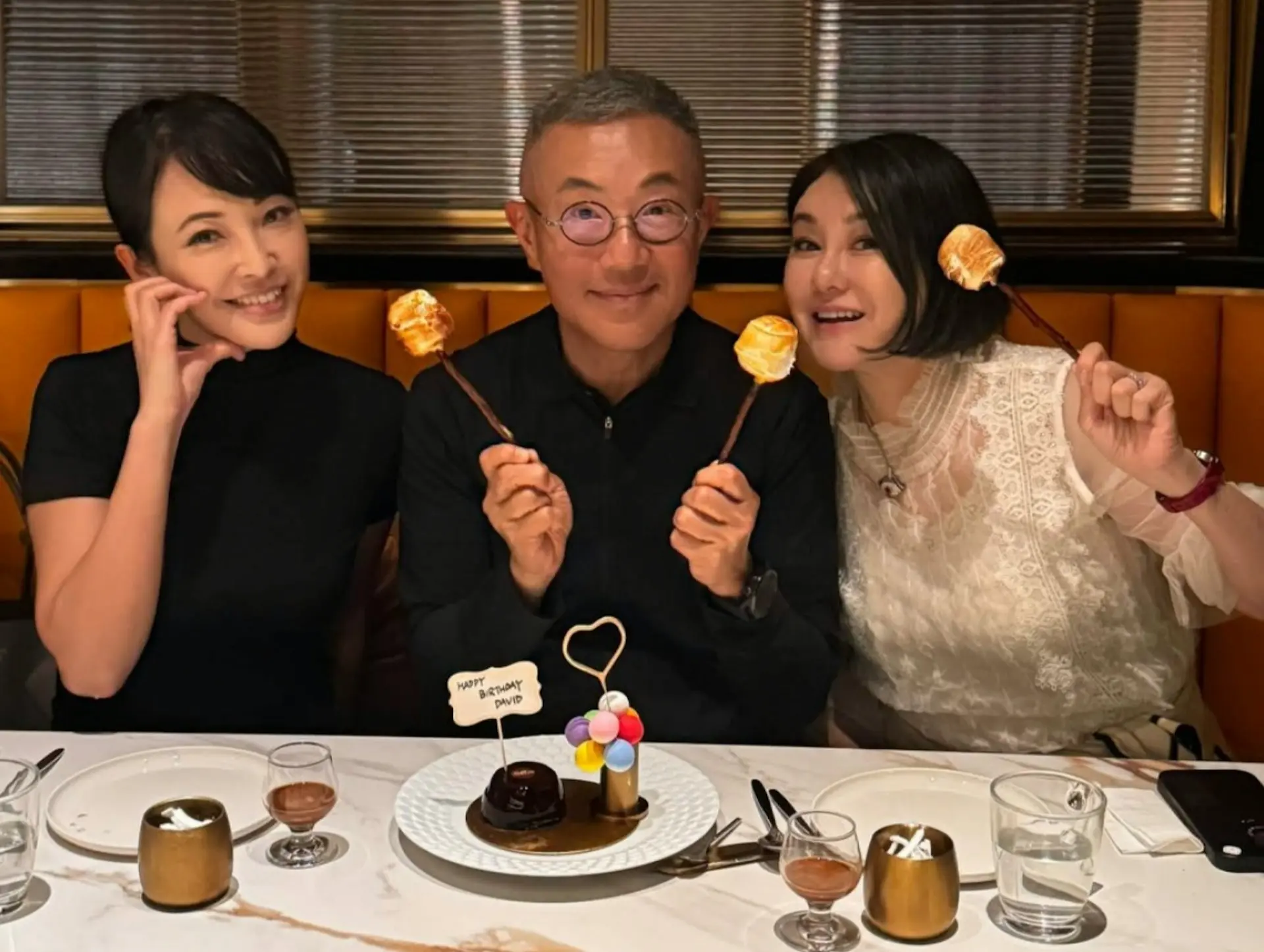 照片中可見，陳淑蘭與舊愛祁文傑夫婦相約飯聚，三人對著鏡頭展露燦爛笑容，桌上放著寫上「Happy Birthday」的蛋糕。(圖：Lanchi陳淑蘭@FB)