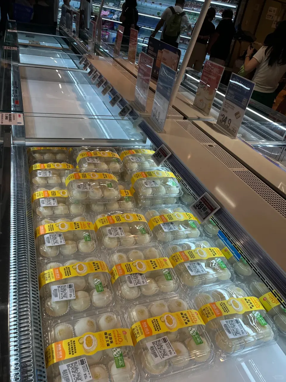 網友們看了樂壞了，先調侃榴槤大福是「颱風嚴選」，笑稱「最難吃的甜品被颱風选出來了」。 （來源：鼠大廚@小紅書）