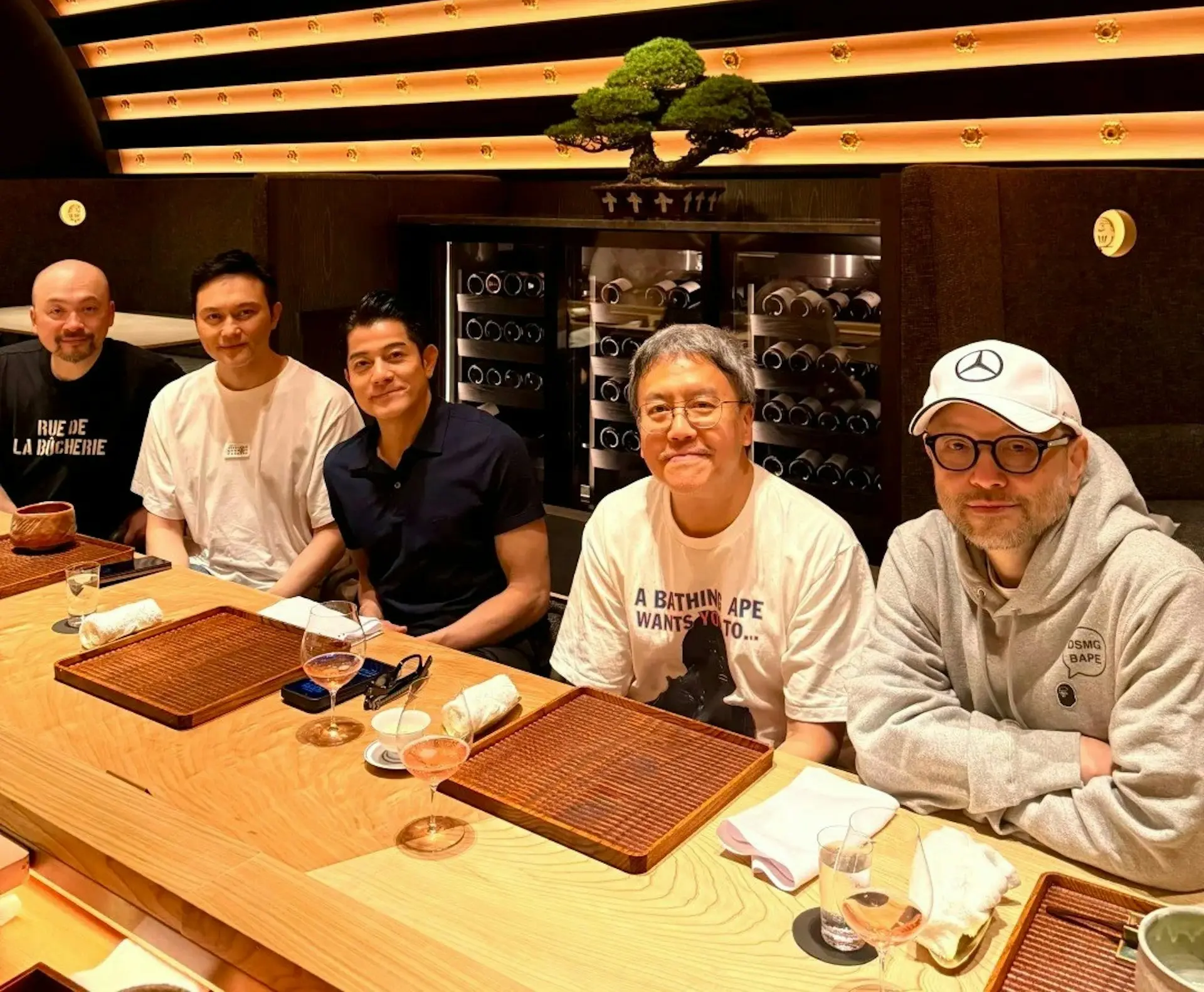 網上早前亦有流傳相片，張智霖、郭富城、袁詠儀等人低溫現身飯堂，當時已經有傳是前往探望當時抱恙的 Lawrence(右二)。(圖：小紅書)