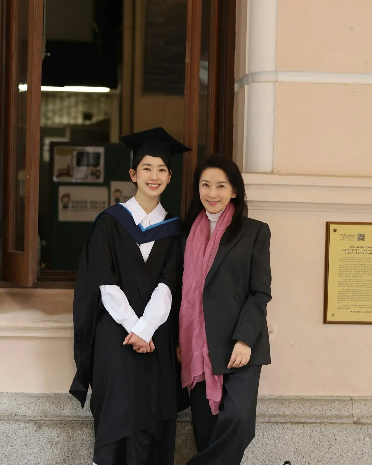 有「最美星二代」之稱的林愷鈴（Ashley），近日於社交平台分享港大英國文學與語言學碩士畢業的喜訊，母親龔慈恩親臨畢業禮見證，更轉發動態直言為女兒感到驕傲。(圖：kaening@IG)