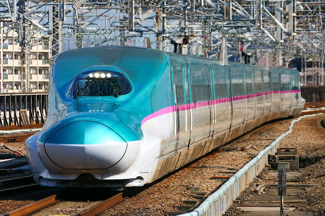 日本一名男子搭乘盛岡至東京的新幹線隼號（Hayabusa），因全車指定席售罄，持立席票自備折疊椅佔用通道，還於Threads炫耀，引發全網批判，JR東日本隨即呼籲旅客勿阻礙車內通道。（來源：wikipedia）