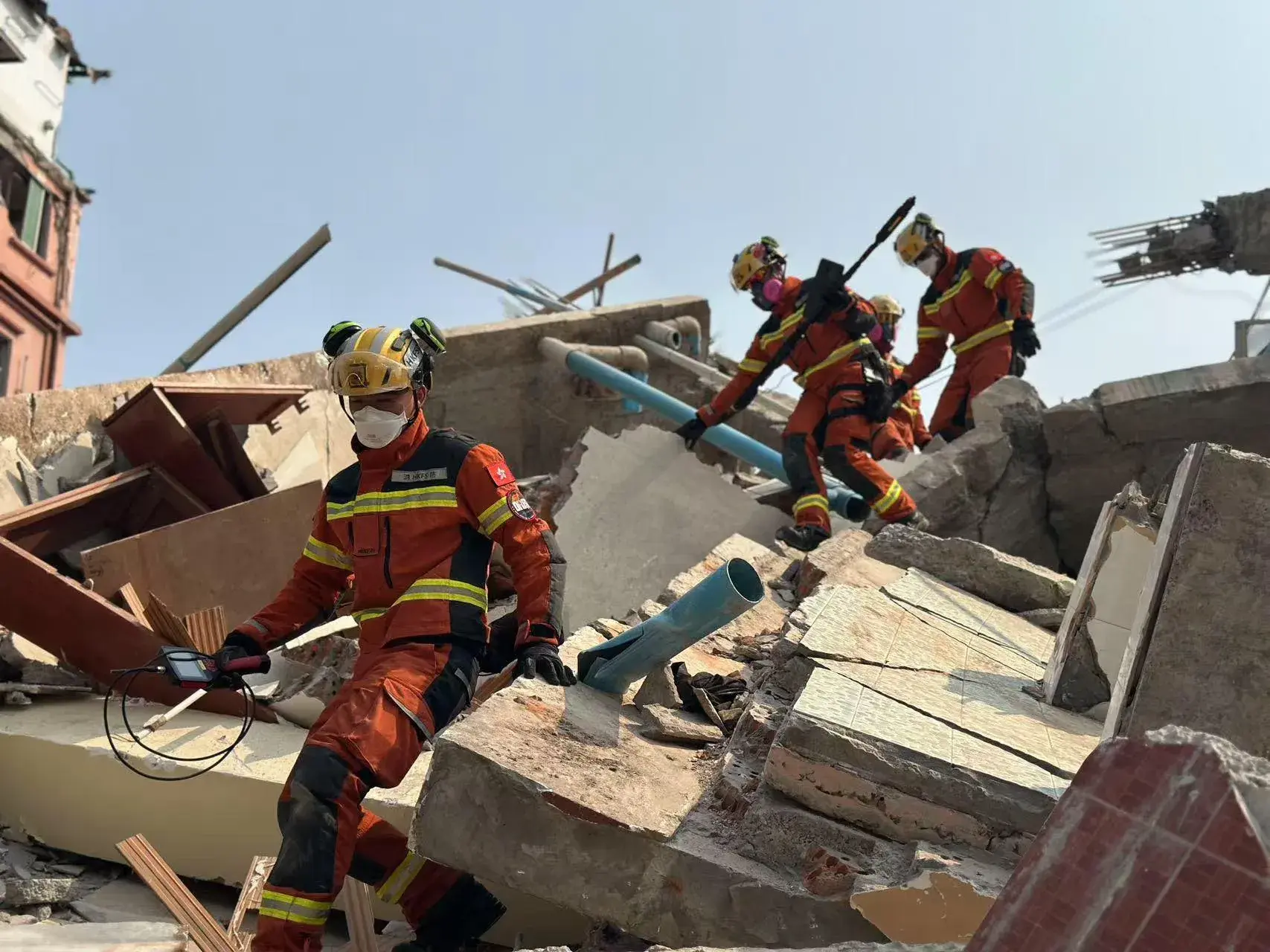 在今年緬甸發生 7.7 級強烈地震時，吳偉諾隨救援隊伍趕赴災區。​(圖：網絡翻攝)