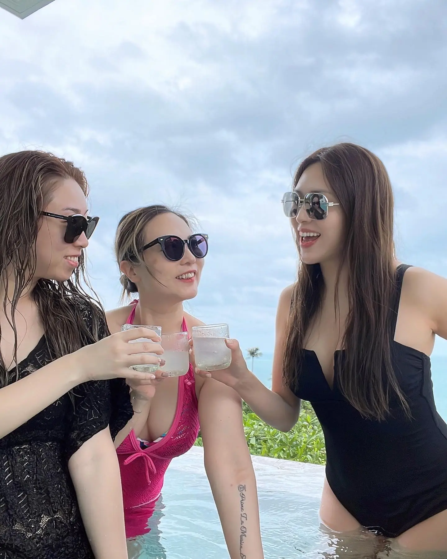 除了過硬的音樂實力，呂喬恩的外形同樣備受關注。41 歲的她五官標緻、樣貌凍齡，因與《中年好聲音》評審海兒有幾分相似，被網友冠以「翻版海兒」的稱號。她曾在個人FB分享泳裝照，玲瓏有致的身材讓網友驚嘆外形與才華兼備。(圖：Quinn Lui@FB)