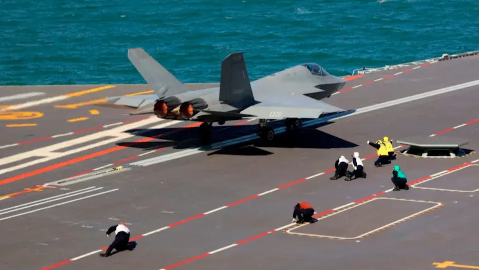 新華社23日發布中國福建艦的艦載機起降畫面，圖為殲-35匿蹤戰機準備起飛。新華社