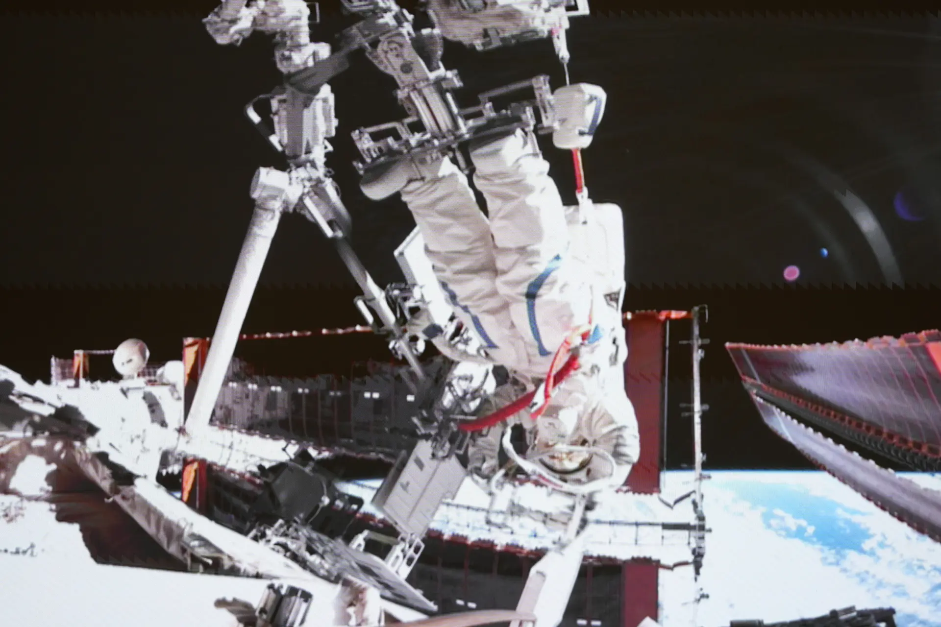 近年我們看到中國在航太發展上一連串的突破。 2024年5月嫦娥6號，完成了人類歷史上首次從「月球背面南極」採樣返回地球的壯舉。 接下來計畫在2026年嫦娥7號，進行月球南極探險。 2028年嫦娥8號，將再次登陸月球，為建立新型基地做準備。(圖：新華社)