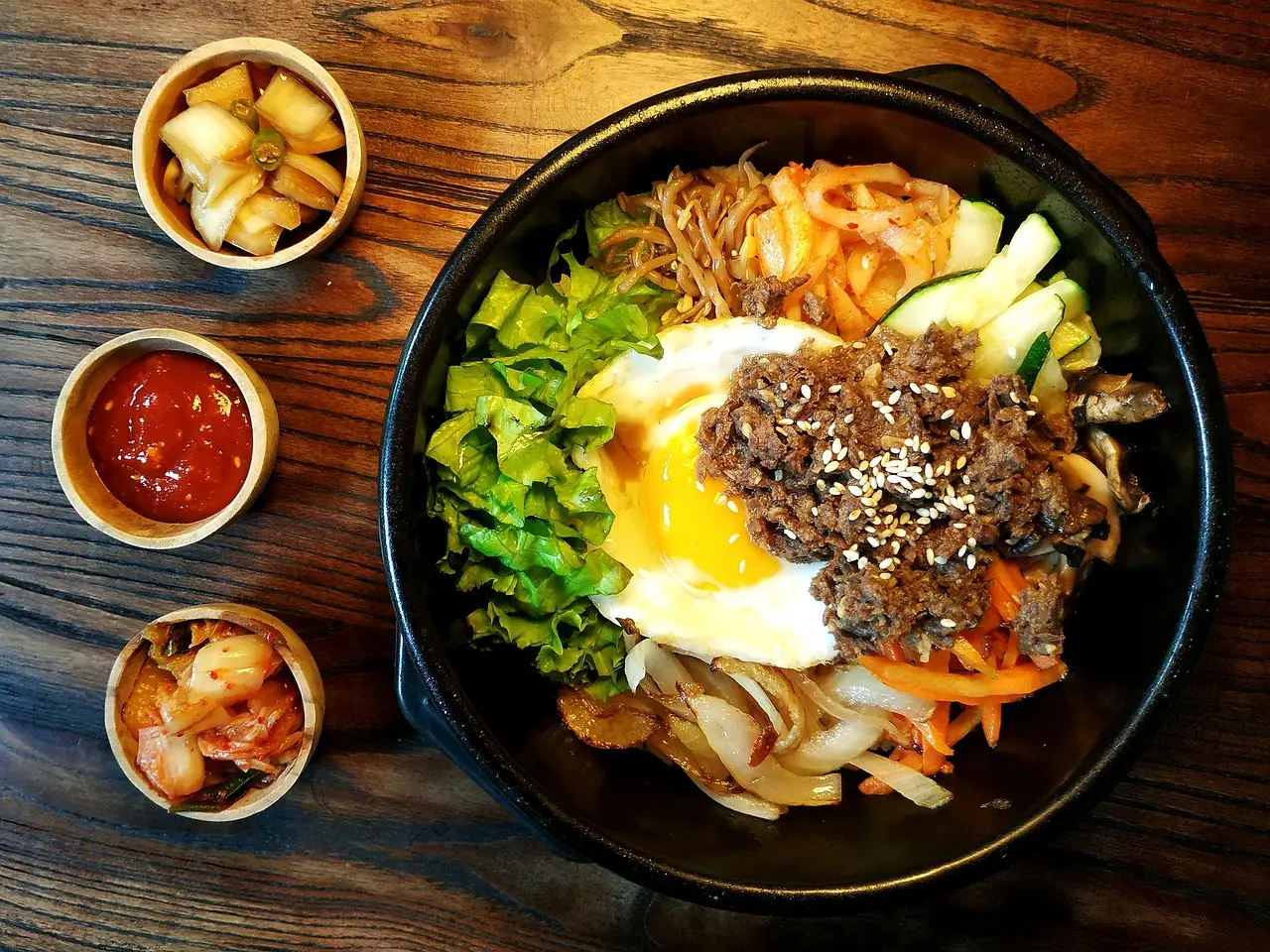 說到韓國美食，大家最先想到的可能是部隊火鍋、韓式烤肉，或是明洞小吃街上的各種甜點，但這些大多價格不低，對小資族來說長期吃真的吃不消。（示意圖來源：pixabay）