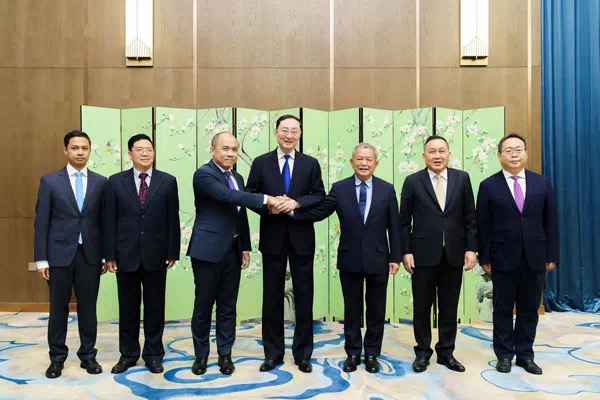 外交部副部長孫衛東（中）出席中國—柬埔寨—泰國三方非正式會晤