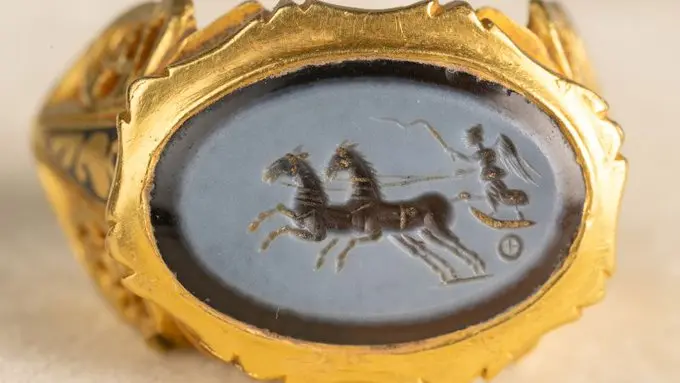 英國一名卡車司機參與農莊尋寶活動，意外挖出逾1720年歷史的羅馬金戒與兩百多枚古幣，歷經訴訟成功獲得寶藏分紅，順利還清房貸，文物後續將開放公眾參觀。（來源：cnni@X）