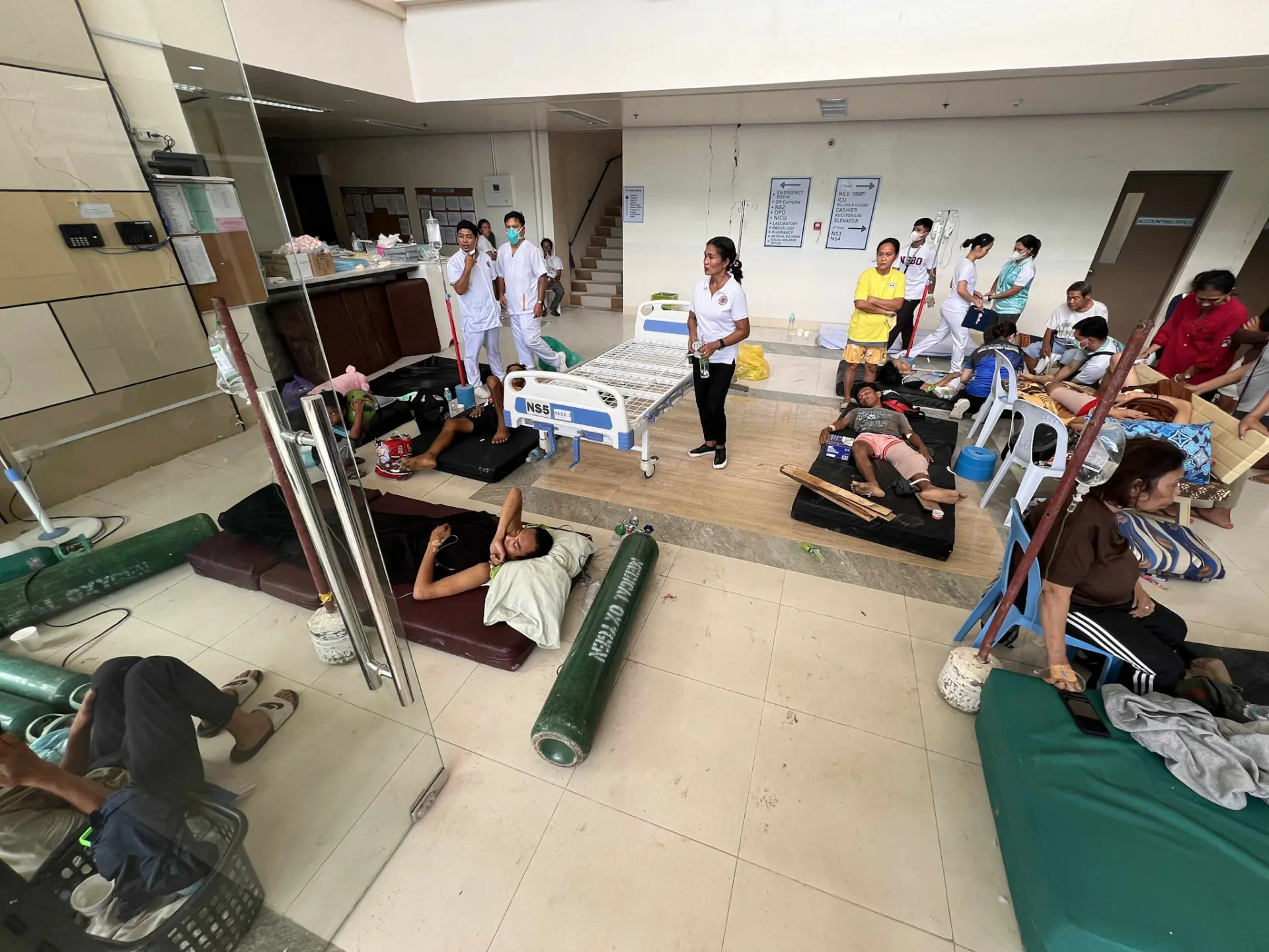 救災單位爭取在 24 小時救援黃金時間內全力救人，希望罹難人數不要達到三位數。(圖： 新華社)