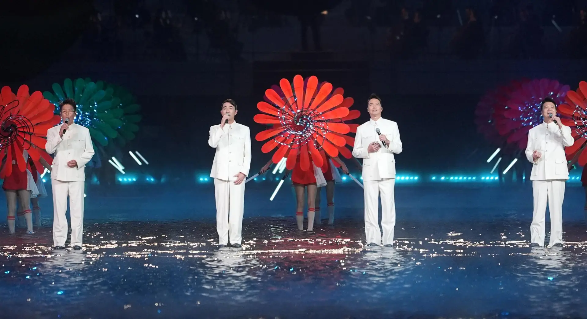 「大灣區哥哥」陳小春、謝天華、林曉峰及錢嘉樂登場時，全場歡呼聲不斷。四人帶領觀眾重溫 Beyond 名曲《海闊天空》，熟悉的旋律喚起集體回憶。(圖：新華社)