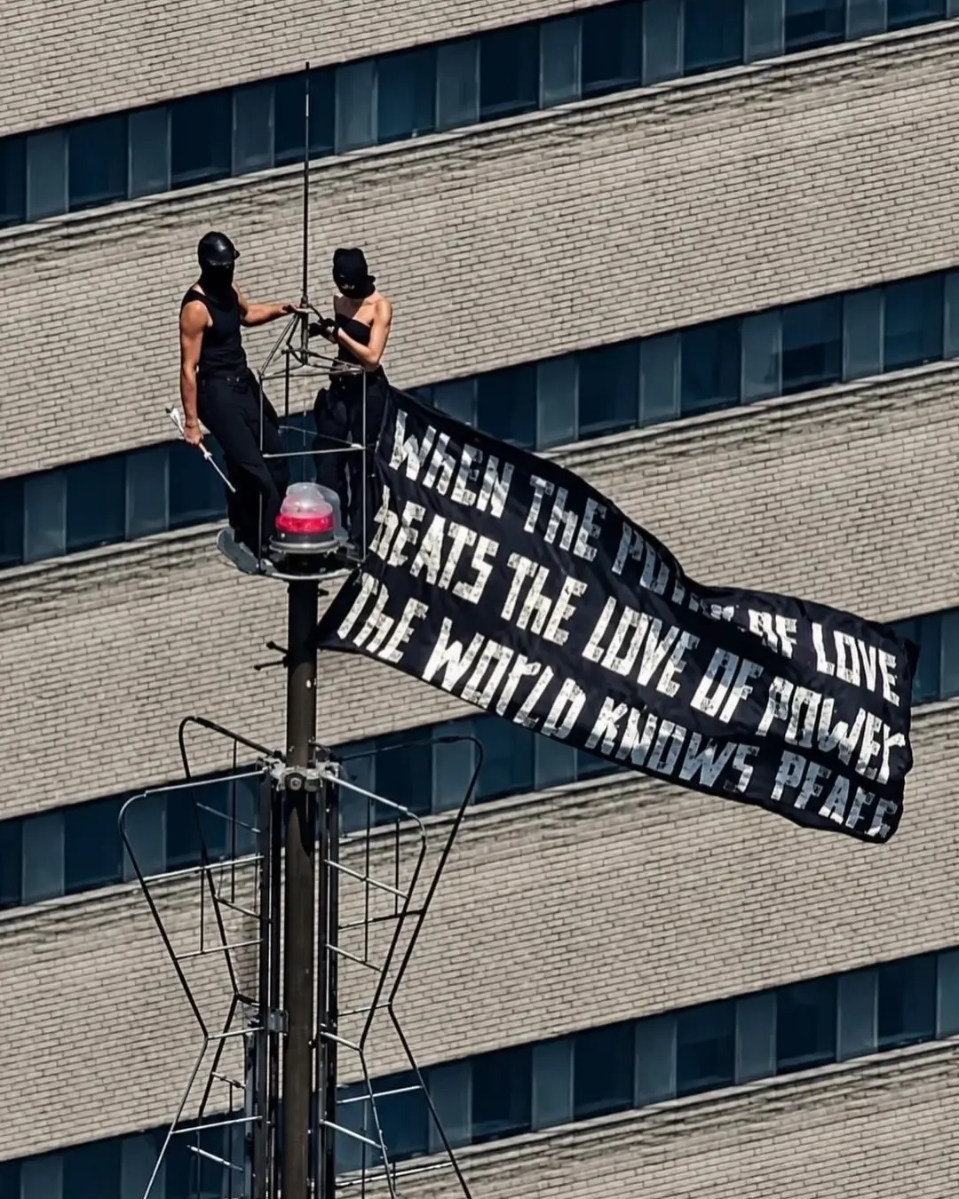 一對俄羅斯極限運動情侶，徒手攀爬至紐約帝國大廈（Empire State Building）塔尖，高掛和平訴求布條，並在數百米高空完成浪漫求婚，震撼全場，事後兩人遭警方依法拘留。（來源：小紅書網友）