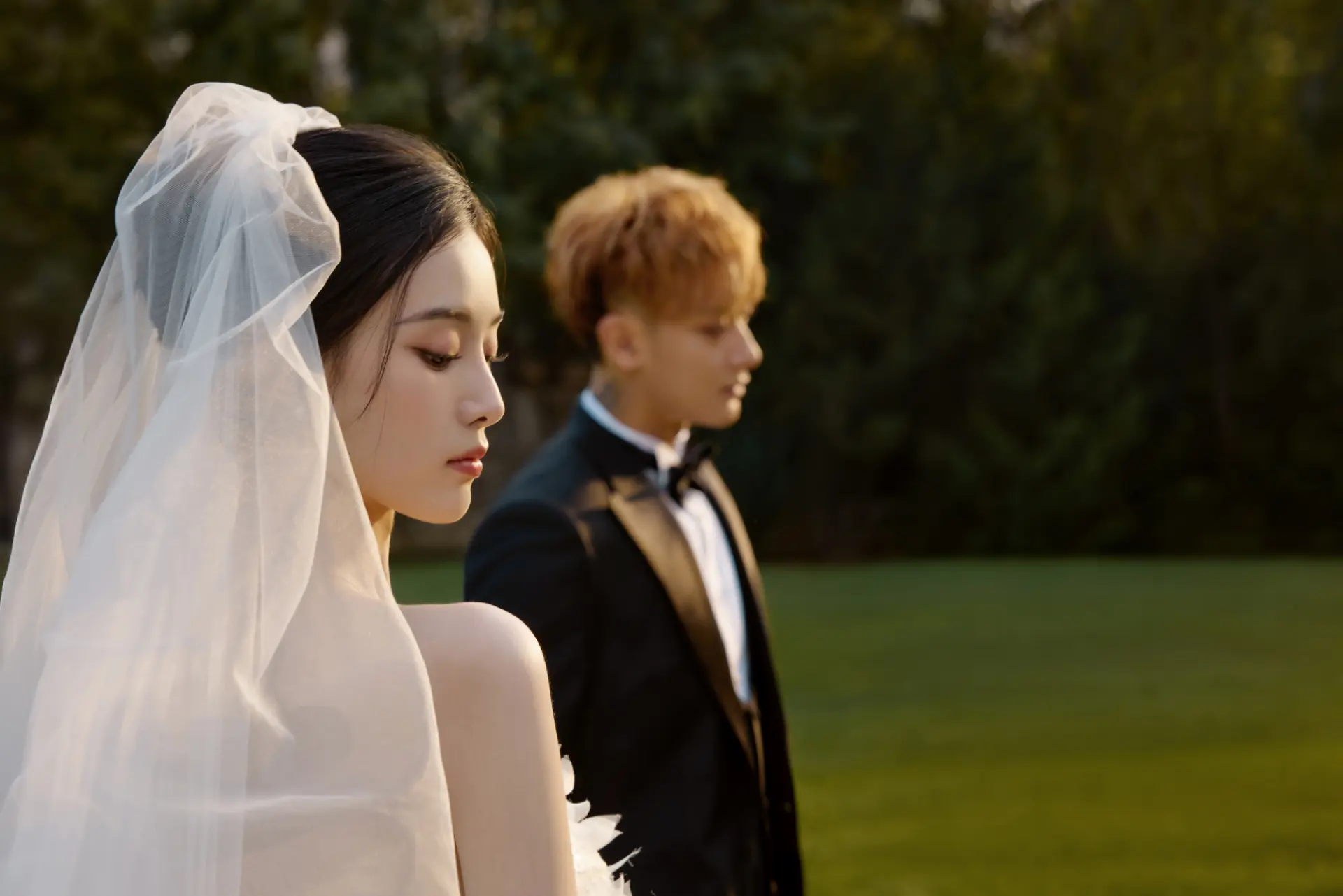 此次曝光的婚紗照宛如豪華童話大片，以歐風城堡、花園、古董車等為背景，營造出夢幻感十足的場景。(徐艺洋-Yiyang@微博)