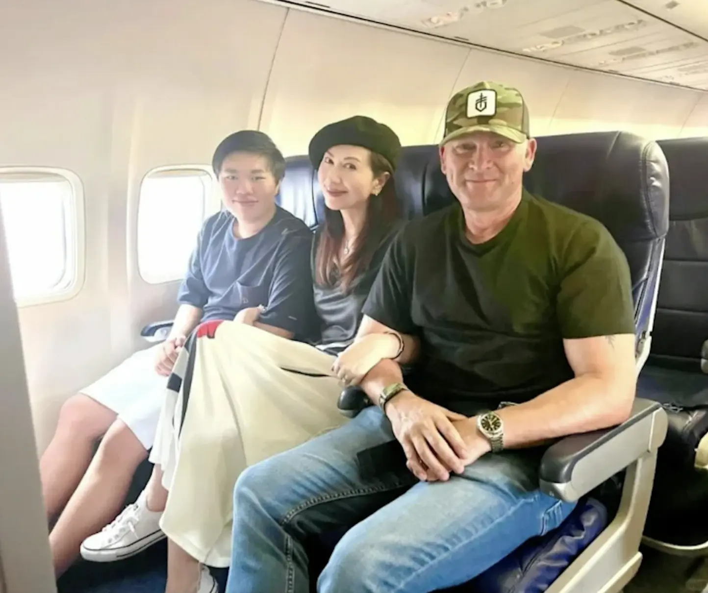 2015 年，楊寶玲在舊同學聚會上重遇初戀情人 Gavin，愛火重燃，交往三個月便閃婚，如今與丈夫、兒子及丈夫的兩名女兒組成五口之家，生活幸福美满。(圖：楊寶玲@FB)