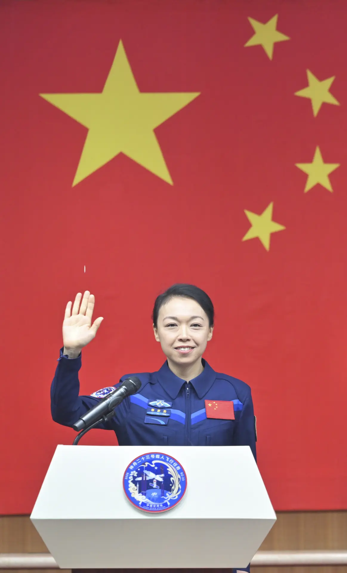 黎家盈的故事告訴我們，夢想沒有邊界，身份不設限。  她是警司，又是博士；是母親，又是航天員。  創新科技及工業局局長孫東在她初選時曾親身面試，形容她「話不多但非常得體，性格平穩，謙虛中藏著智慧」。  克服了重重困難，只用了短短一年多時間便完成了各項艱巨訓練，達到執行太空任務的水平。(圖：新華社)