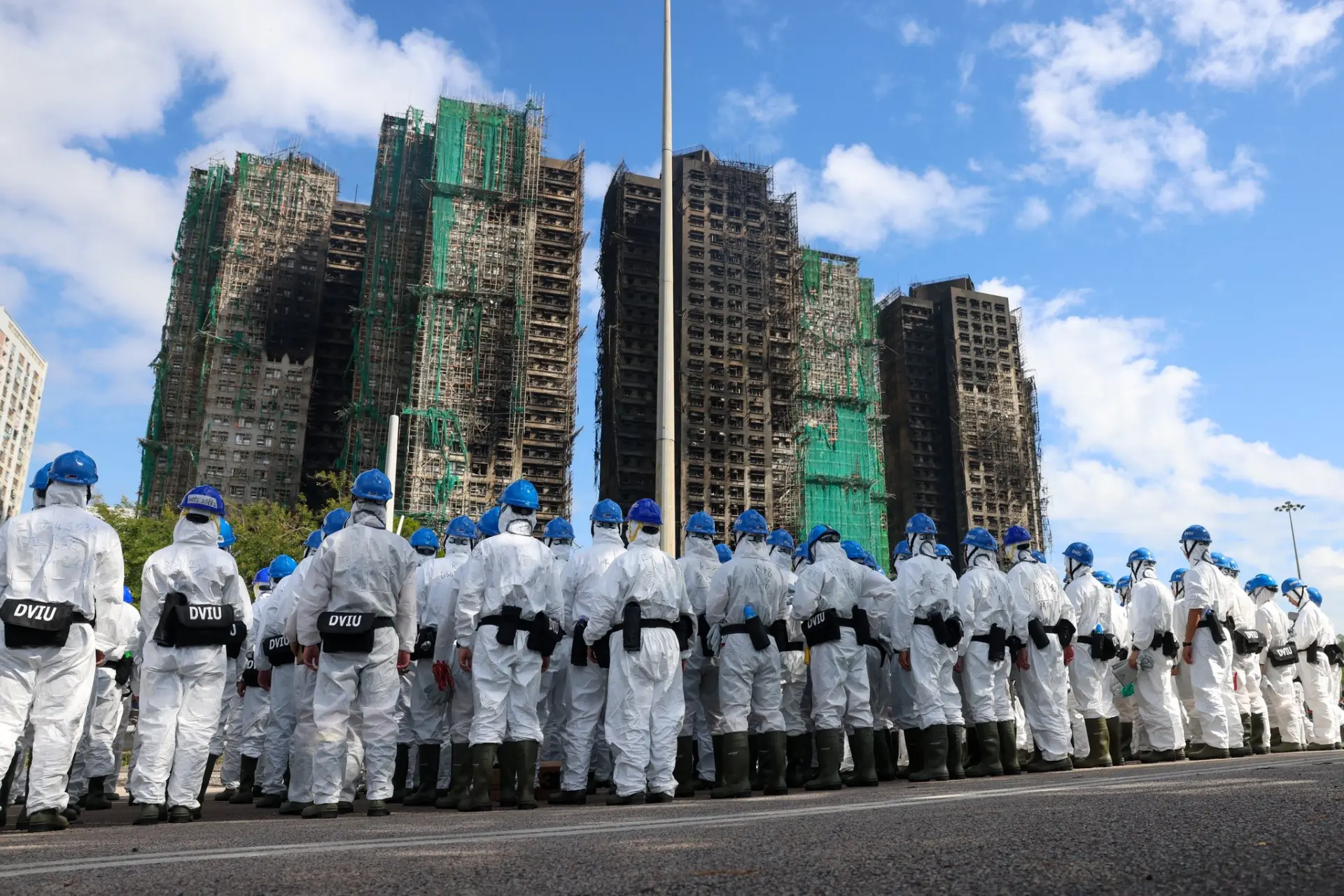 災難無情，人間有愛；風雨同舟，方見真情。在此艱難時刻，香港需要的是理性、團結與建設性的力量。讓我們攜手摒棄一切別有用心的紛擾與指責，將精力與善意投入到支持救援英雄、幫助受災同胞、共建更安全城市的實際行動中。(圖：香港警察 Hong Kong Police@FB)