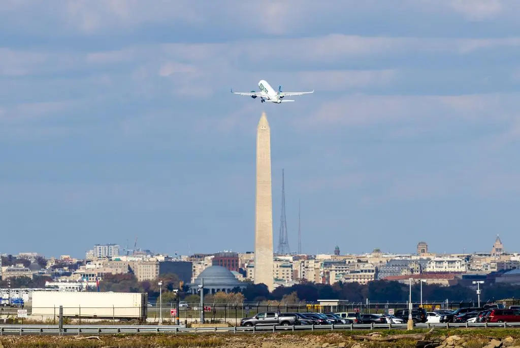  11月1日，一架飛機從美國弗吉尼亞州阿靈頓的裏根國家機場起飛。新華社