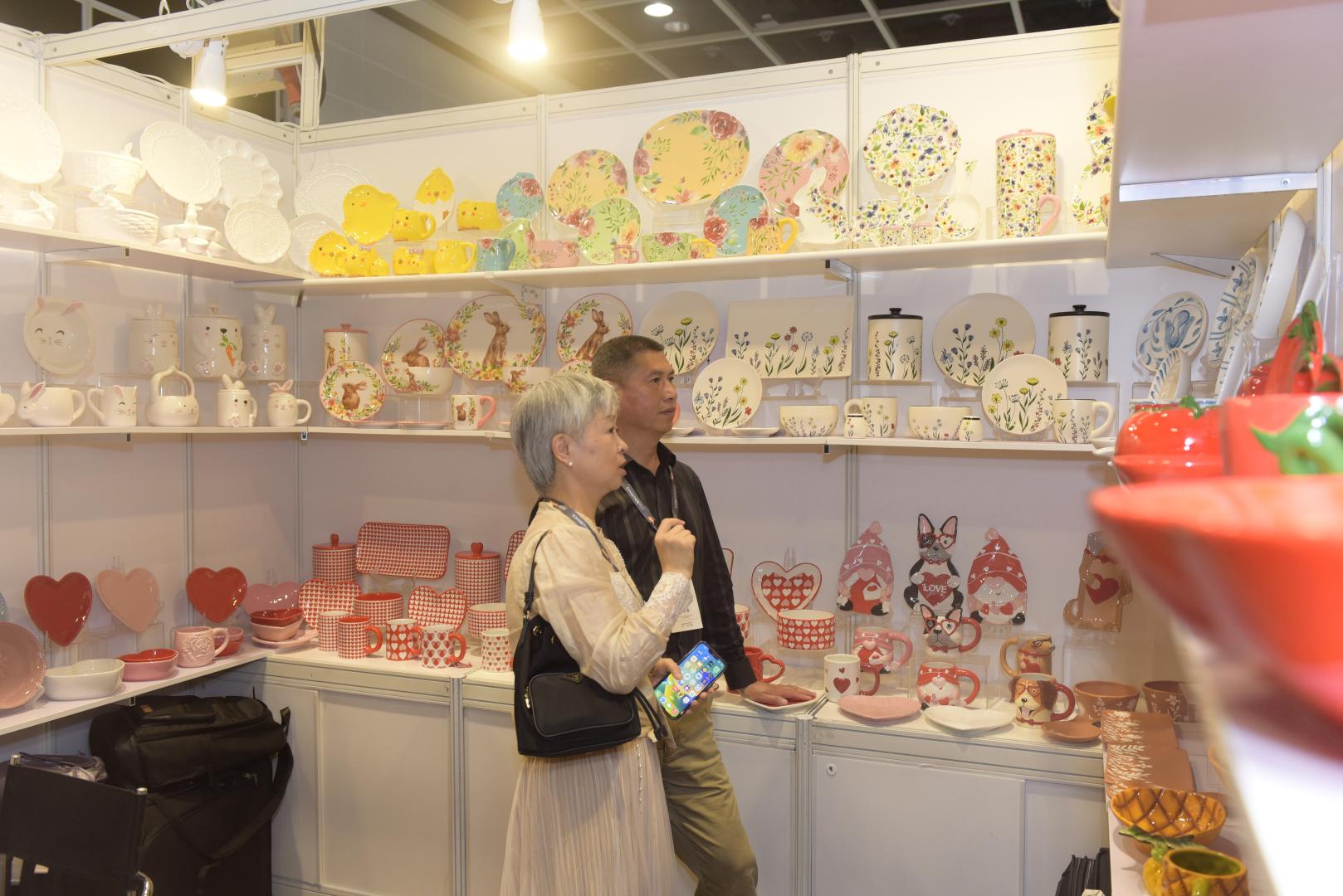 銀髮族在2025年春季香港禮品展選購(新華社)