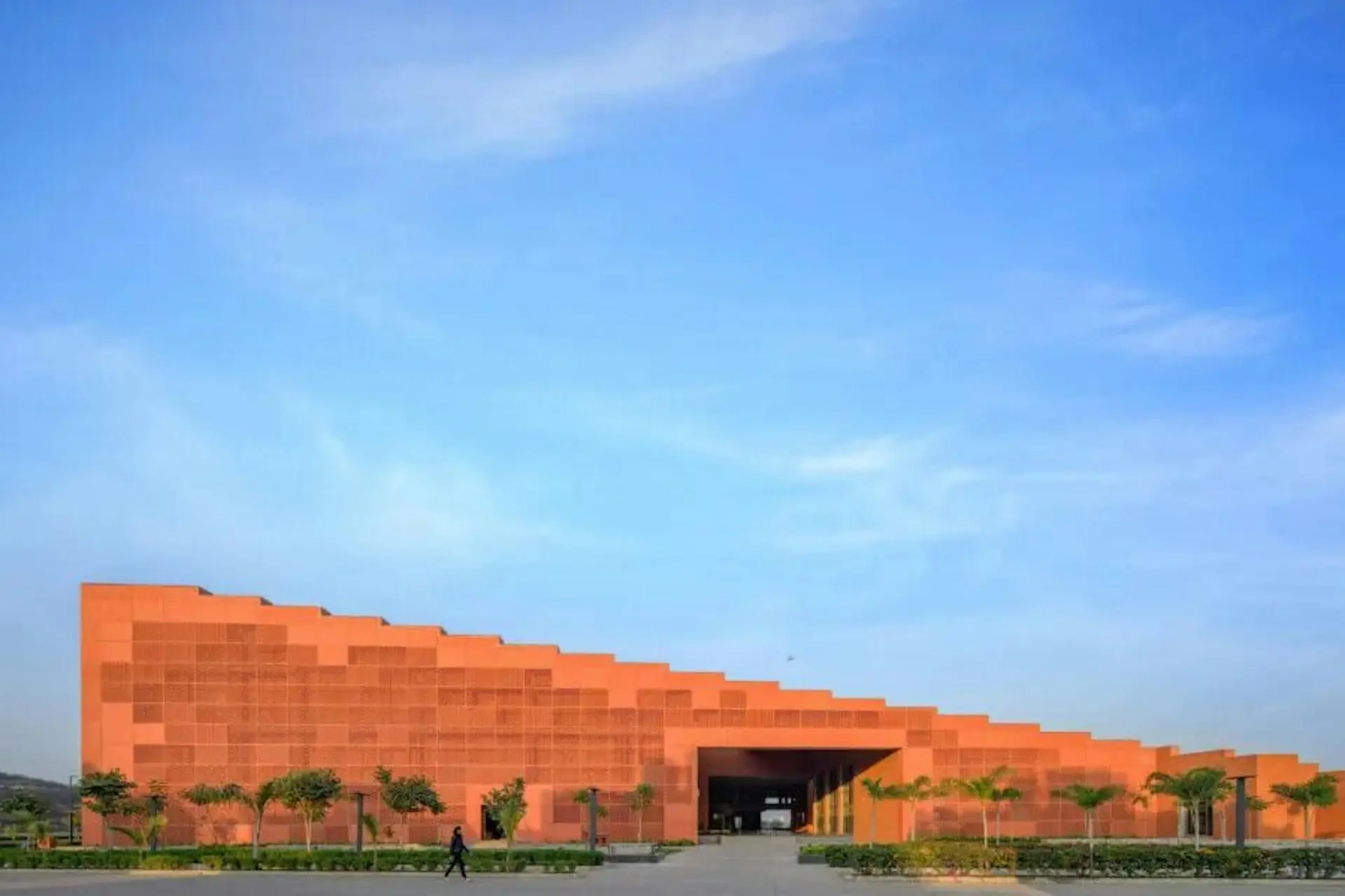 印度Prestige University大學新建築覆刻《紀念碑谷》，463層階梯屋頂美學滿分，設計貼心卻因爬樓太累，成為學生返學噩夢，引發設計好壞的熱烈爭議。（來源：archdaily@IG）