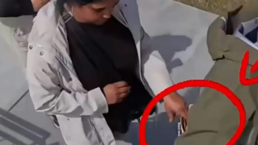 全程錄影直擊！冰島知名景點兩女賊明目張膽偷竊中國遊客的封面圖片