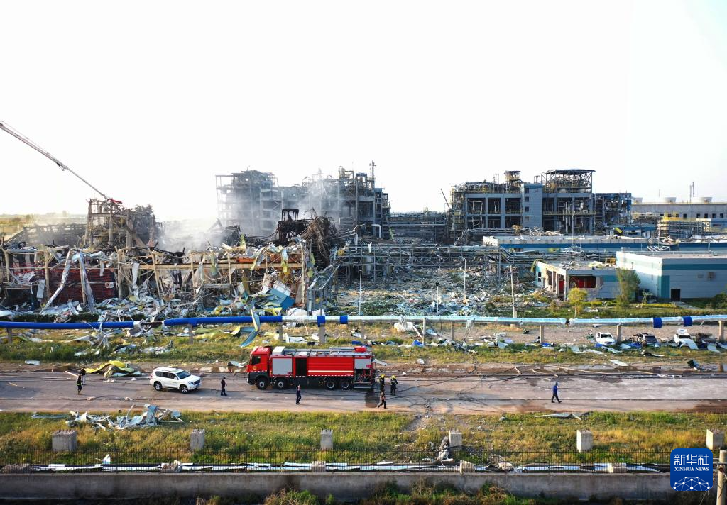 5月27日11時57分左右,高密市友道化學有限公司一車間發生爆炸事故。經各級組織力量全力搜救,截至19時25分,事故造成5人死亡,6人失聯,19人輕傷。這是救援力量在事故現場處置。(新華社)