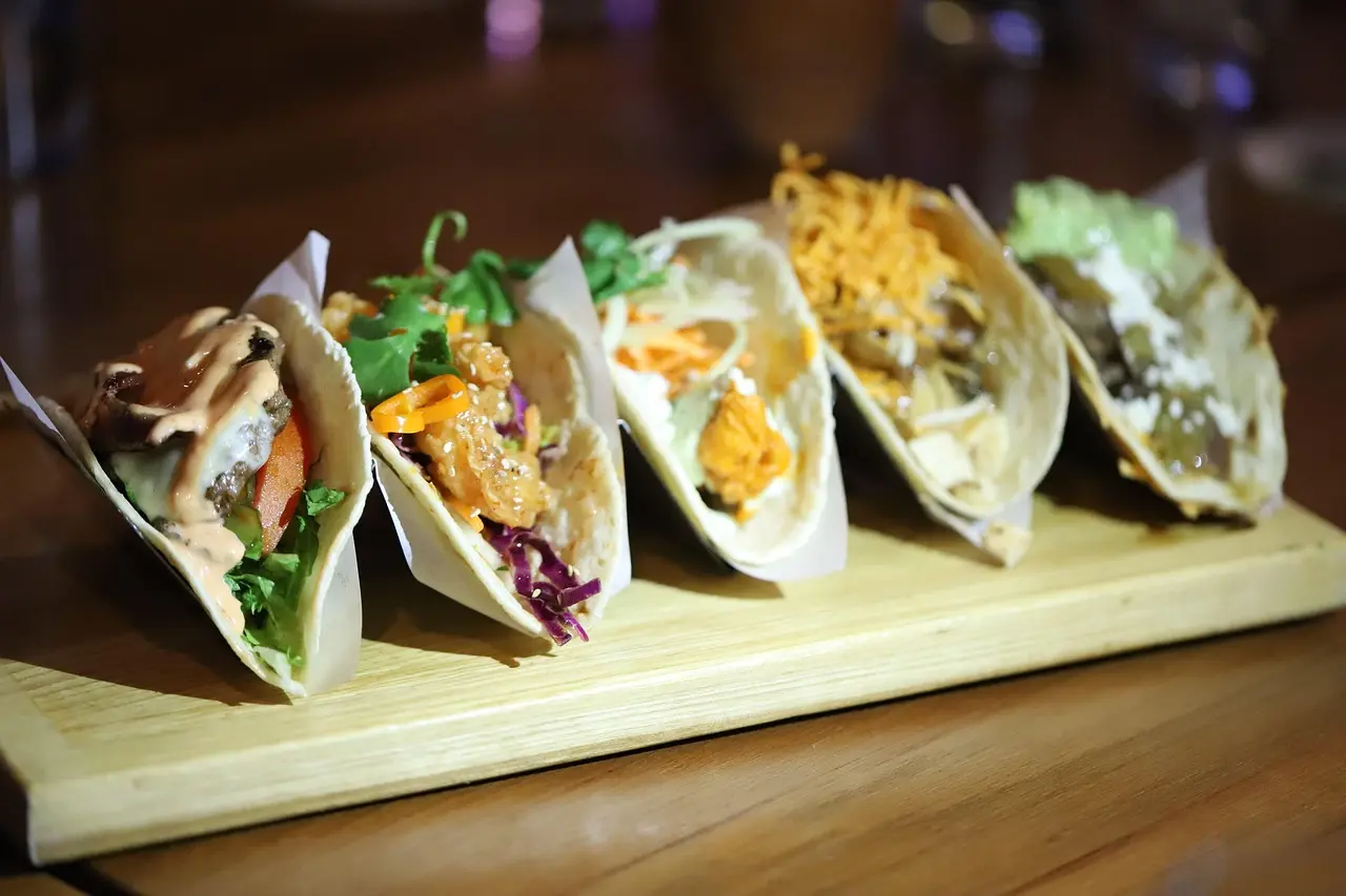 Taco則是源自墨西哥的傳統小吃，用玉米薄餅包裹各種餡料，口感豐富，是頗受大眾喜愛的美食。（示意圖來源：pixabay）