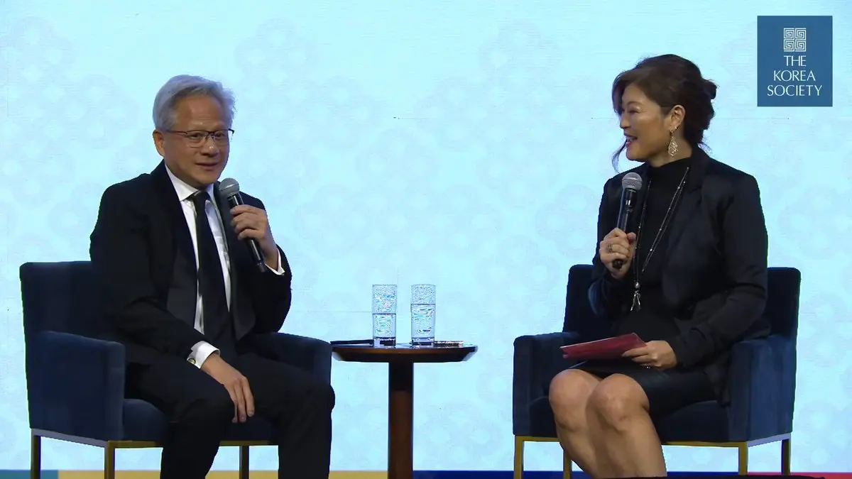 輝達（Nvidia）執行長黃仁勳出席紐約韓國協會（Korea Society）年度晚宴，榮獲2026年範佛利特獎（Van Fleet Award），受訪時意外分享趣味往事，自爆人生唯一被男性親嘴的經歷發生在韓國，對方為三星員工。（來源：firesidealpha@X）