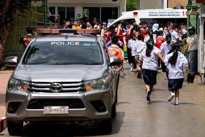 應急車輛停在泰國暖武里府發生槍擊事件校園的門口。 (新華社)