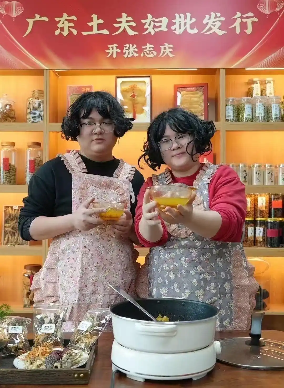 在家人撮合下，異地相隔江門與東莞的兩人頻繁通話，因共同話題與男方誠實品性確立關係，半年後便領證結婚，丈夫更是放棄原有資源赴東莞共謀發展。(圖：網絡截圖)