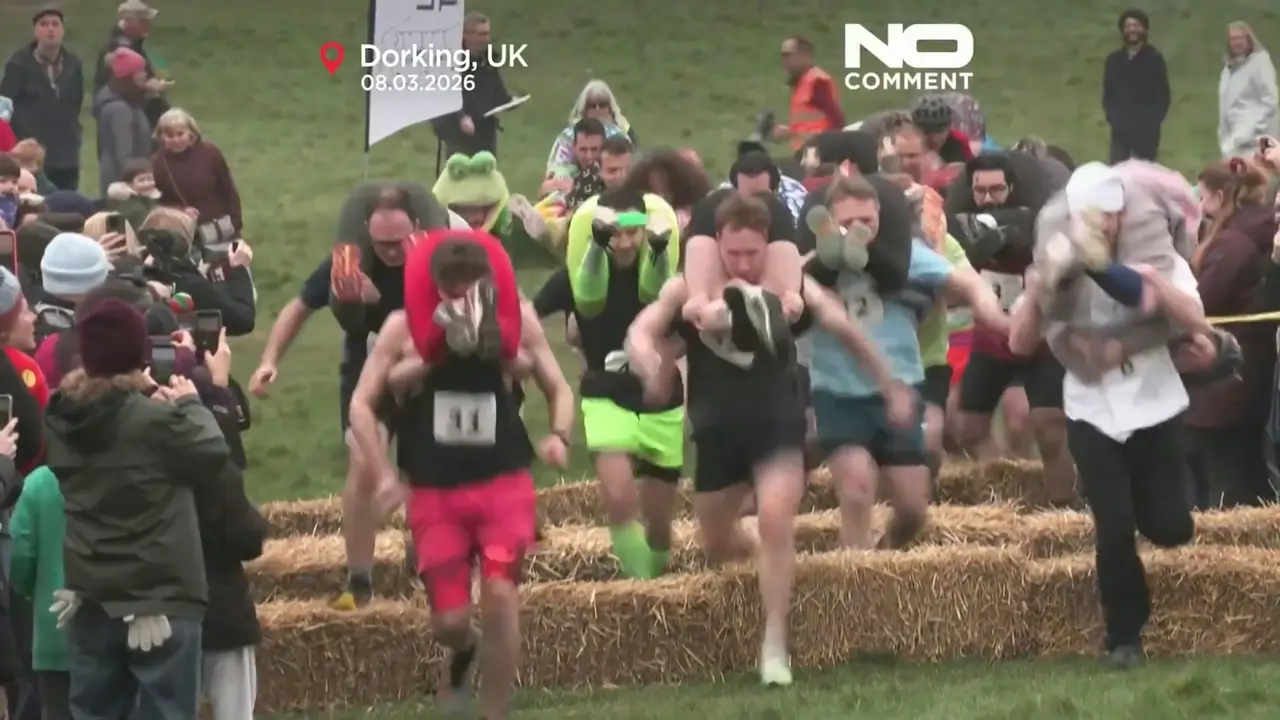 英國舒梨郡（Surrey）多金鎮（Dorking）近日熱鬧非凡，當地一年一度的「扛老婆大賽（Wife Carrying Race）」如期開跑。（來源：No Comment TV@YouTube）