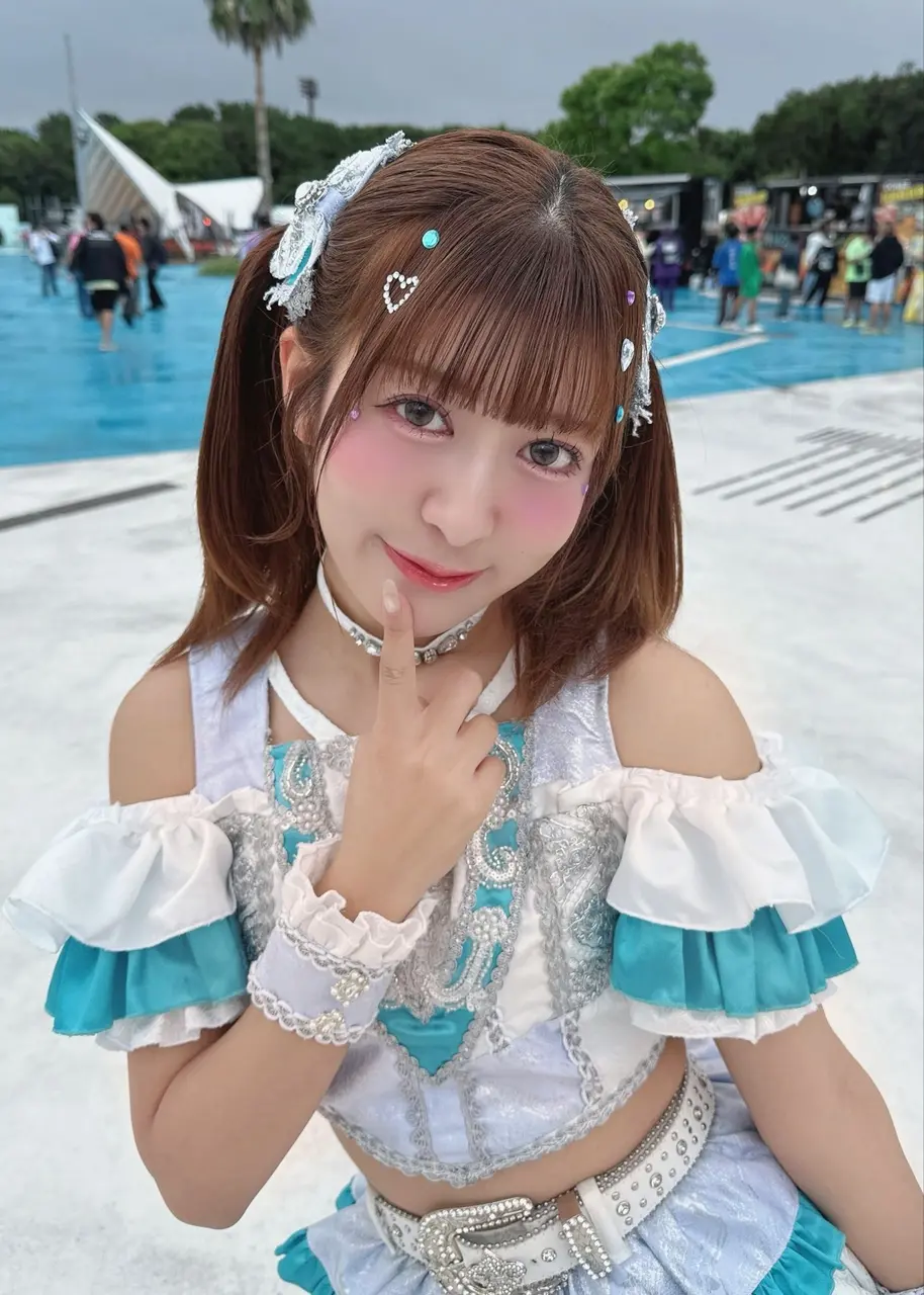 日本地下女偶像團體Cherie!成員天城里緒菜，舞台表演高擡腿動作時不慎重摔，她敬業完成演出。相關影片發布社群X後瘋傳，突破500萬觀看，意外爆紅達成年度社群目標。（來源：cherie_riona@X）