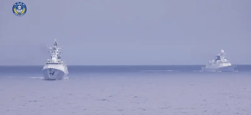 兩艘054A型護衛艦在黃岩島海域進行戰鬥演習。（解放軍南部戰區）