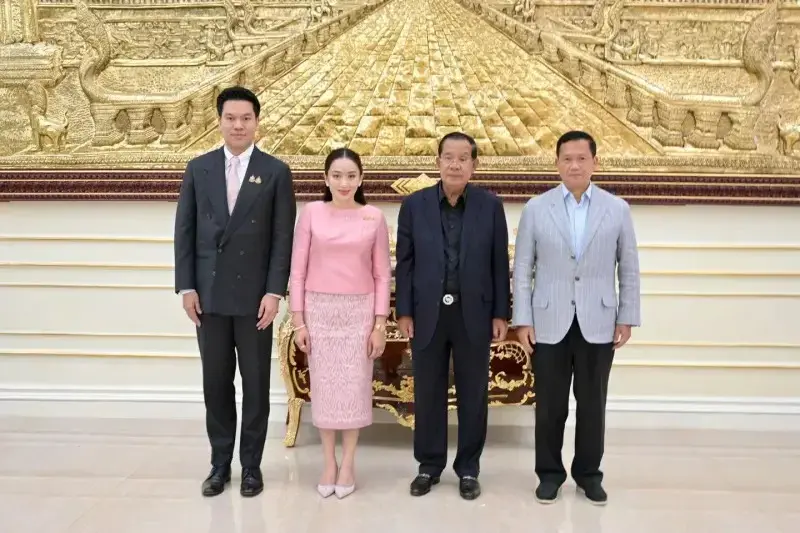 泰國與柬埔寨在兩國邊境接壤地區爆發新一輪衝突，有專家認為洪森家族與塔克辛家族之間的分歧才是背後關鍵。圖為泰國前總理貝東丹今年4月出訪柬埔寨，與洪森及洪馬內開心合照。（翻攝自洪森臉書）