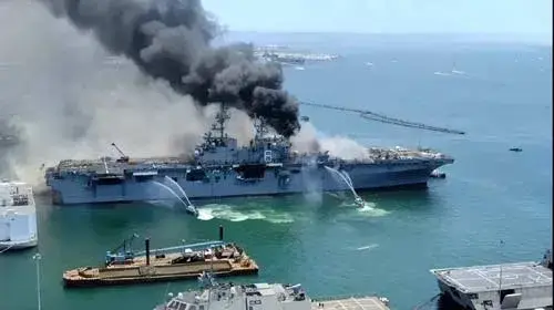 2020年7月，停靠在聖迭戈海軍基地的兩棲攻擊艦「好人理查德號」懷疑被人縱火爆發大火，火勢燃燒長達四天，最終導致這艘排水量四萬噸的巨艦全毀報廢。(資料圖片)