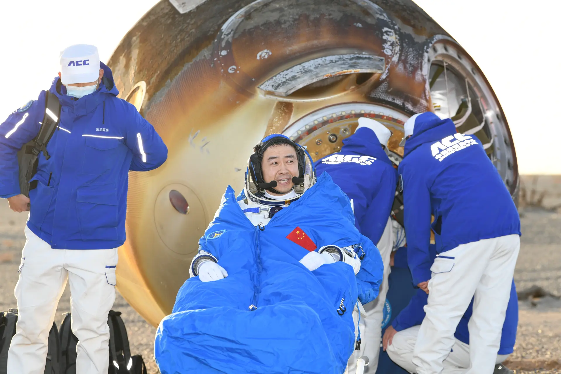 11月14日，載著神舟二十號航天員乘組的神舟二十一號載人飛船返回艙在東風著陸場成功著陸。這是航天員陳冬安全順利出艙。新華社