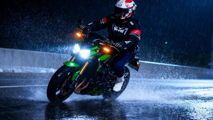 深夜驚魂！日21歲騎士拒檢逃逸，300公尺後猛撞路標慘死現場的封面圖片