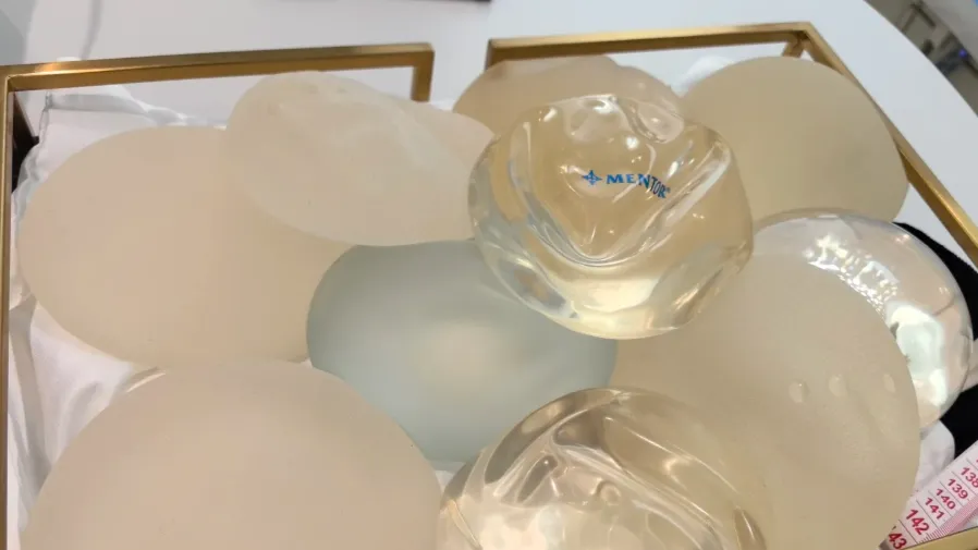 俄羅斯經濟有多慘？民眾變賣體內隆乳假體貼補生計的封面圖片