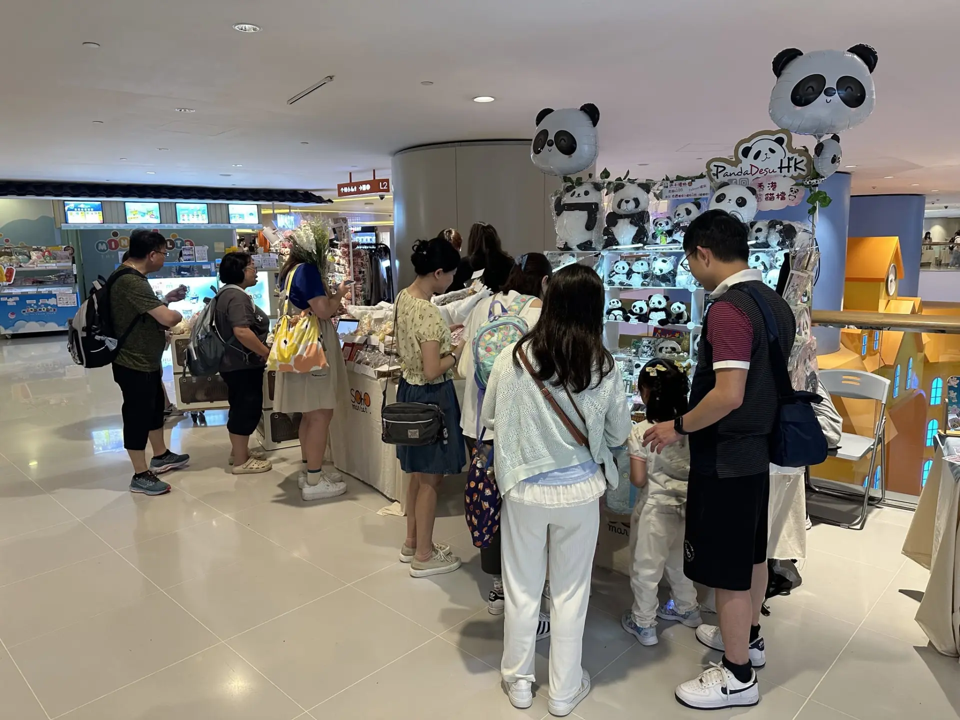 顧客走進商場，不會仔細區分哪一間是獨立租戶、哪一項屬於管理公司的責任；他們只會記住，這個商場是否容易找到路、環境是否舒適、遇到困難時有沒有人願意幫忙，以及前線人員是否友善。 (圖：網絡截圖)
